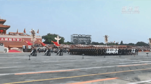 这是仪仗方队首次同时高擎党旗国旗军旗经过天安门接受检阅,也是仪仗