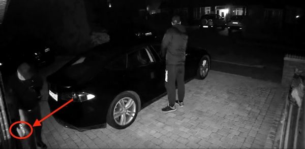 英国小偷秒开特斯拉Model S车门：不会拔充电头尴尬