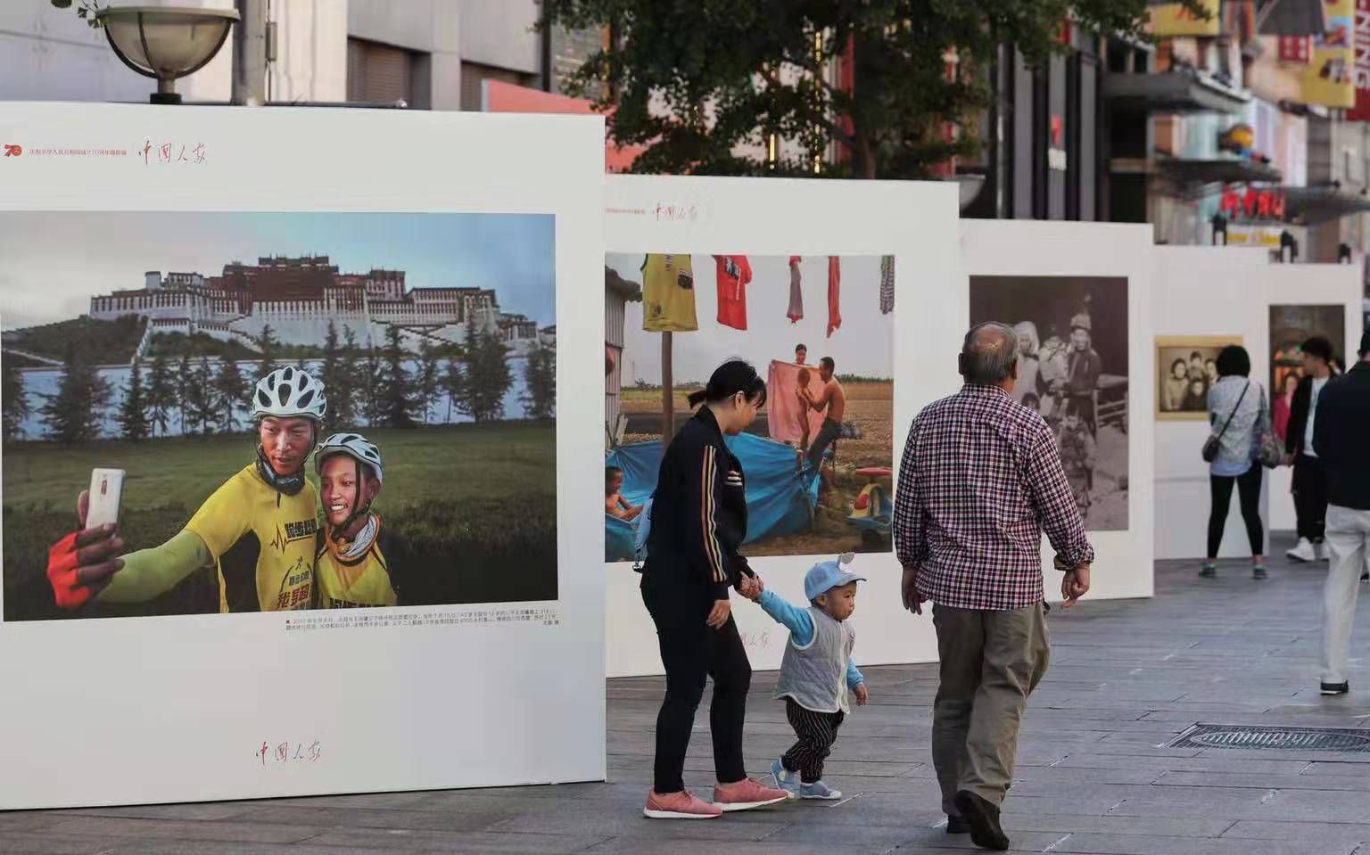 　10月8日，庆祝中华人民共和国成立70周年摄影展“中国人家”在北京王府井大街正式亮相。新京报记者 王贵彬 摄