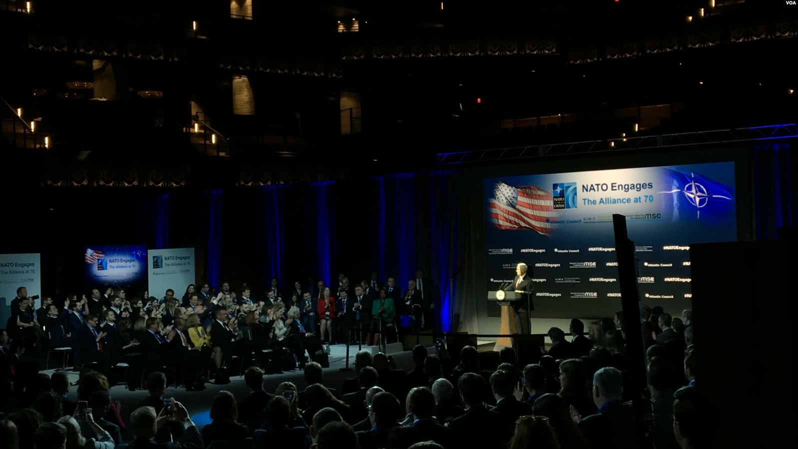 彭斯在北约互动论坛上发言（图源：美媒）