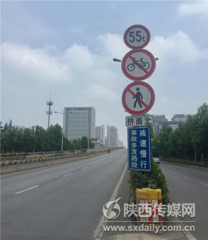 丈八四路-南三环交界处高架桥上的交通指示牌。