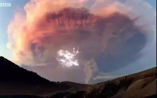 ▲《巴塔哥尼亚：地球的秘密乐园》中的火山喷发+雷暴的画面，其实是两次火山爆发合成的。