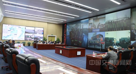 节日,交通部党组书记杨传堂、部长李小鹏等带