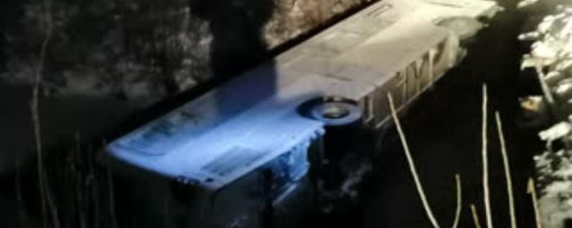俄罗斯一辆大巴坠桥 7人死亡
