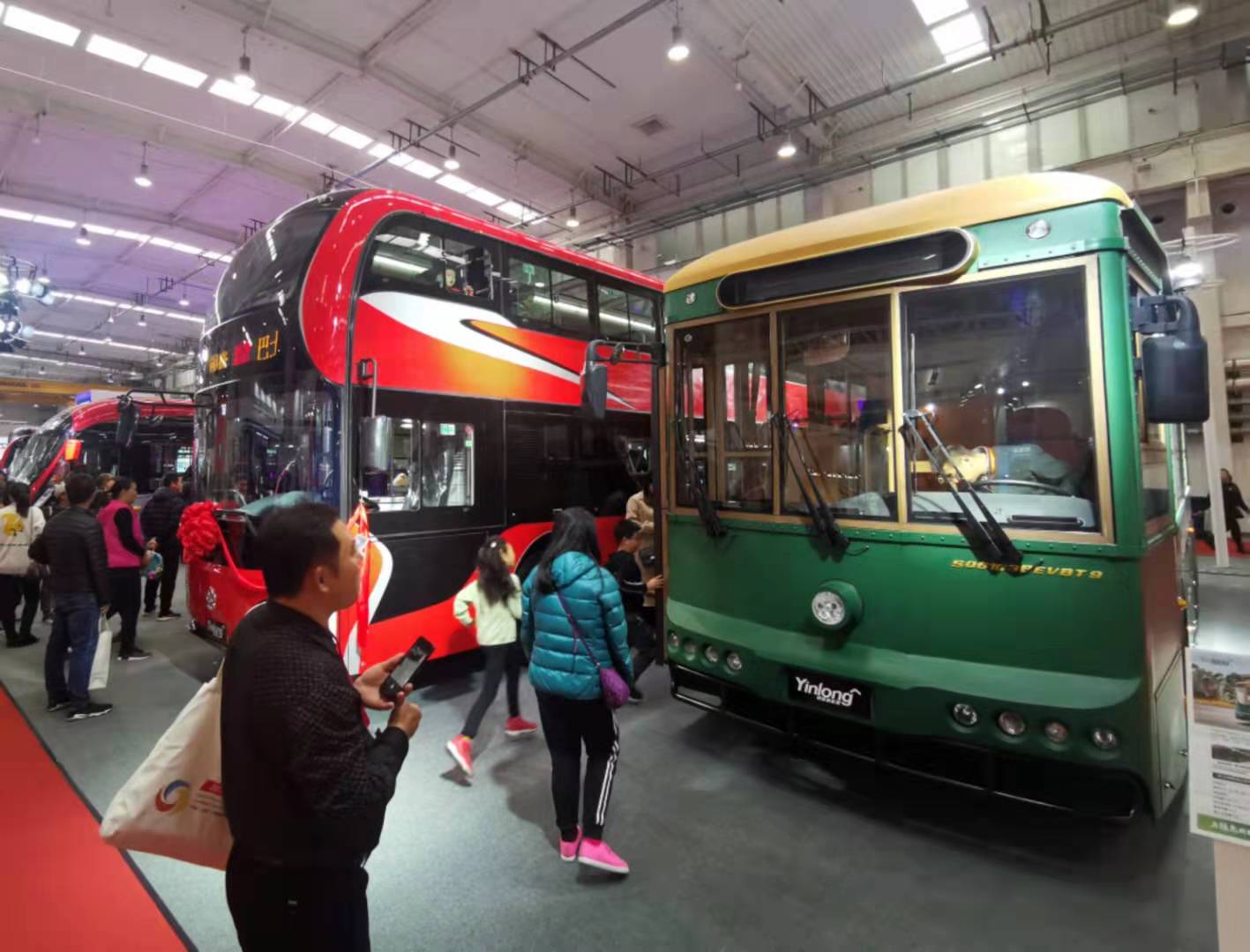 北京公交中运营的多款热门车型引人注目。新京报记者 王贵彬 摄