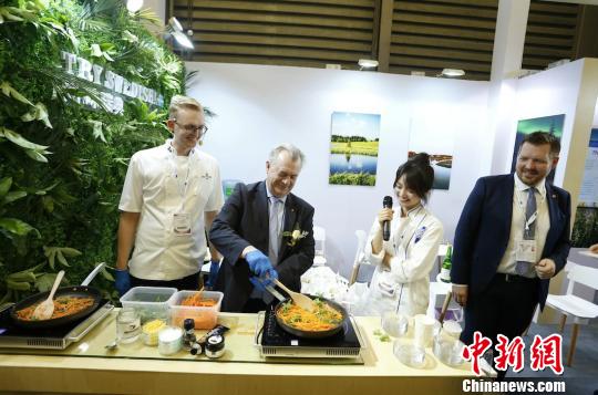 瑞典美食亮相中食展 农业大臣烹美食“揽客”