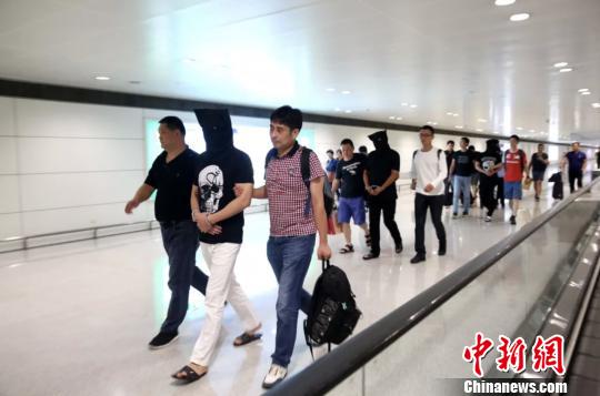 行动现场。杭州公安 供图 杭州警方境内外联动摧地产新闻毁一重大涉黑涉恶犯罪团伙