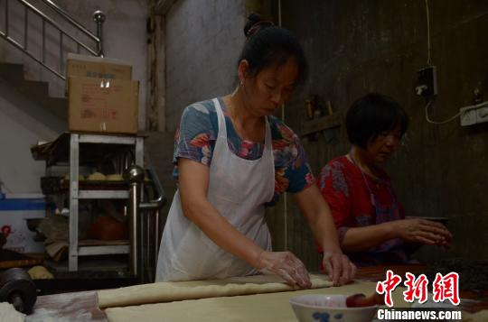 糕点师傅制作饼皮 余皓 摄