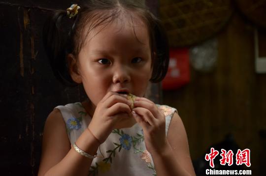 小女孩在吃月饼 余皓 摄