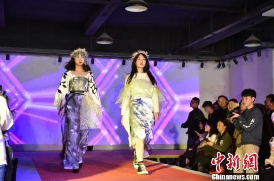 大学生展示165套中国风服装 那笑言 摄