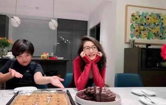 12岁李嫣晒和闺蜜合照坐姿豪迈,这打扮太成熟像多多!