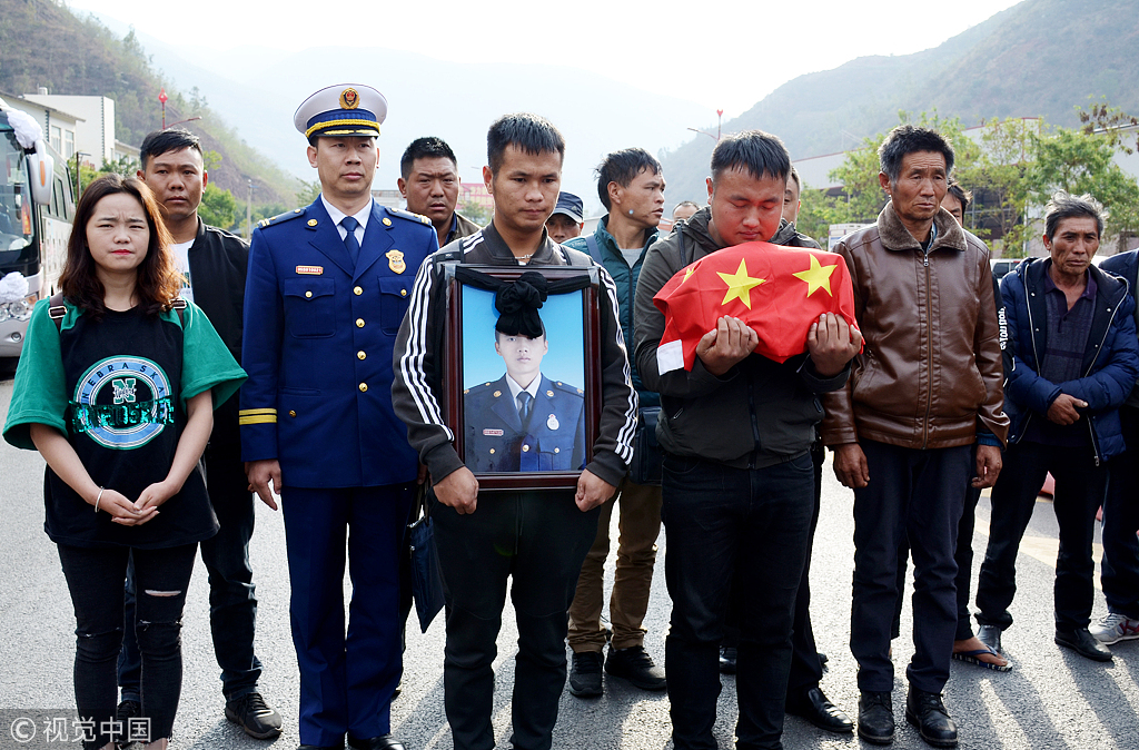 扑救凉山森林火灾牺牲烈士骨灰回家 家乡父老迎接