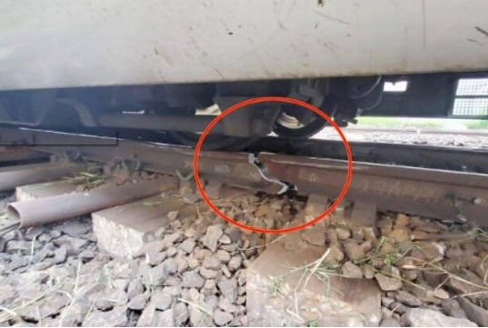  列车出轨后，网上流传的一张路轨断裂的照片（图源：“东网”）