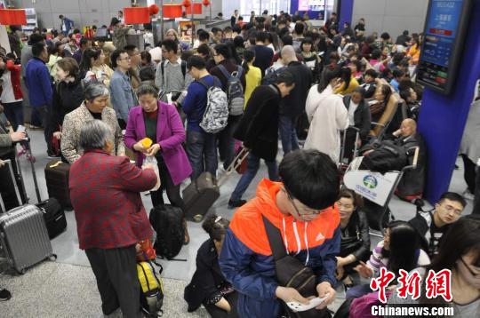 雷暴天气致旅客滞留机场。 王鹏 摄