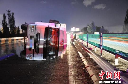 载有上万斤鸡蛋的轻型货车侧翻在高速公路上 陈懋庭 摄