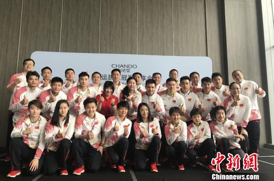 中国跳水队在雅加达亚运会实现金牌全包揽。图为中国跳水队全队在雅加达进行庆功和赛后总结。 马元豪 摄