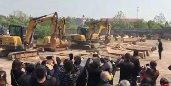 江西上演“抢棺材”闹剧 专家建议殡葬改革切忌一刀切 华夏时报(www.chinatimes.net.cn)记者 王晓慧 北京报道