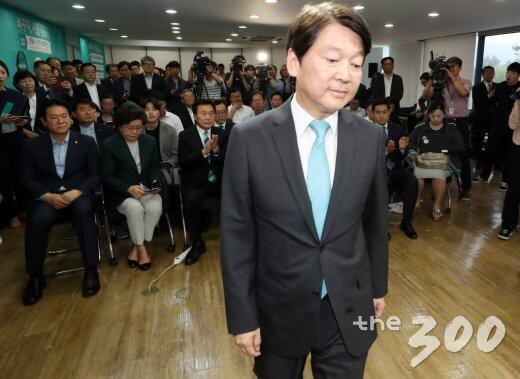 图注:正未来党首尔市长候选人安哲秀向支持者致歉