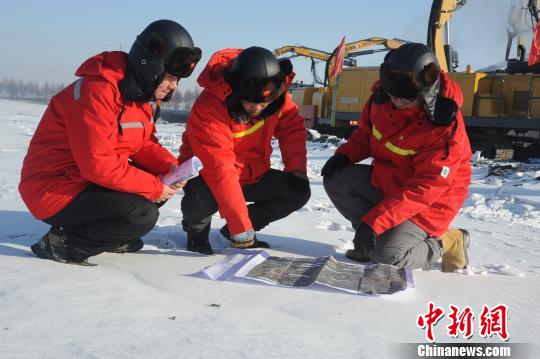 图为管道设计院设计人员在施工现场研究变更方案。 华昱翔 摄