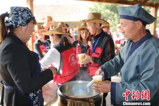 图为传统石磨豆浆引游人品尝。 董飞 摄