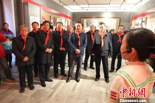 图为“义务讲解员”讲解杨靖宇烈士生前事迹。 侯军 摄