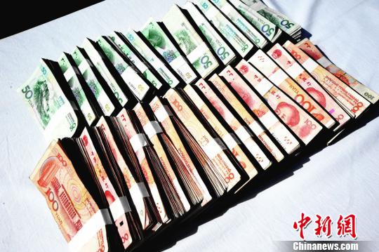 图为警方追缴回的赃款。 冯忠海 摄