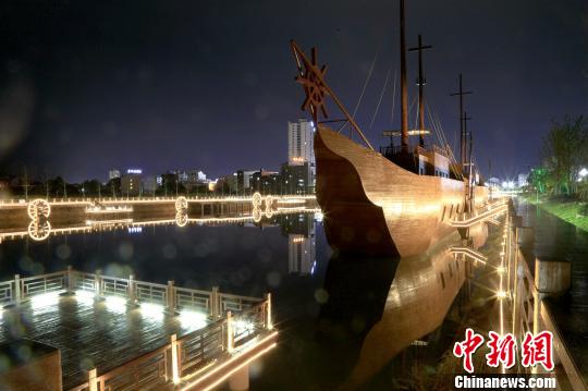 “揚帆起航”的新城夜景<div id=