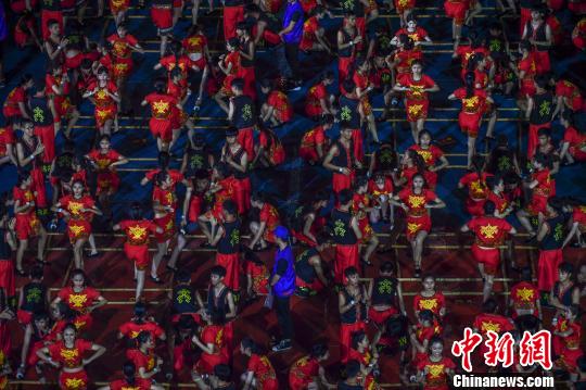 竹竿舞表演群众在节奏欢快的音乐中同时起舞。 骆云飞 摄