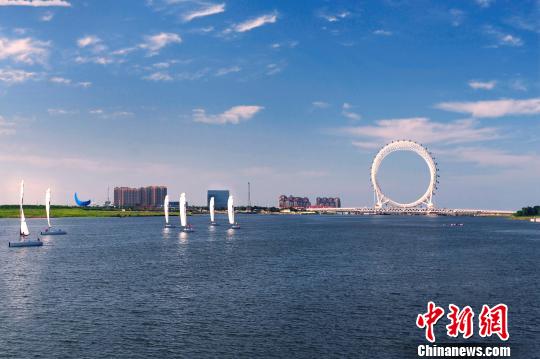 世界最大无轴式摩天轮在山东潍坊滨海区正式投