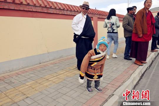 青海湖畔超跑嘉年华 当地民众围观“速度与激情”