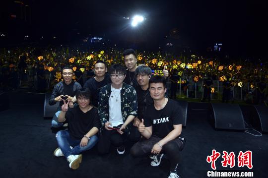 毛不易演唱完毕,与现场数万名粉丝合影。 卢文伟 摄