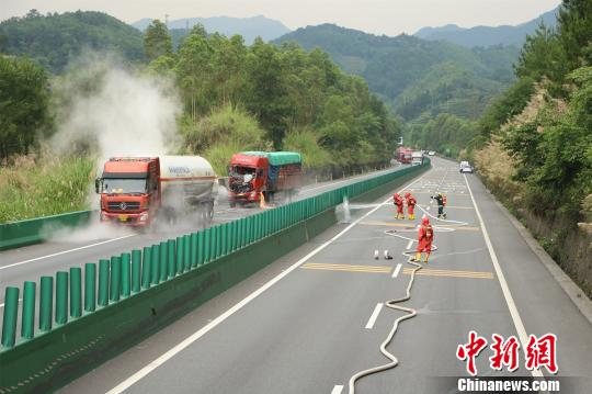 广西两车追尾致危险化学品泄漏 高速路交通中断超24小时