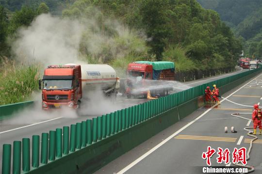消防官兵正在事故现场进行处置。 黎上文 摄