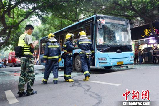 消防官兵正在事发现场处置。 时旭明 摄 四川乐山城区公交车“爆炸”伤者增至15人