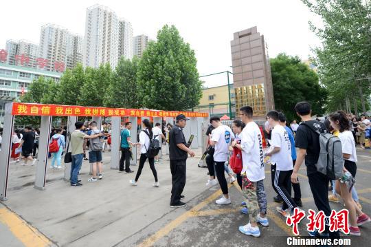 山西省消费者协会提醒广大考生和家长,在没有确定官方或真实有效的数据来源前,切不可轻易相信这类软件,以免导致志愿填报失误,最好以各高校公布的往年招生情况、今年招生政策与教育部门正式下发的高考志愿填报指南为主。 武俊杰 摄
