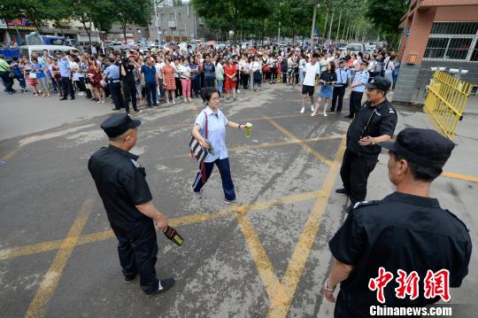 山西省消费者协会提醒广大考生和家长要加强防范意识,谨防诈骗陷阱。 武俊杰 摄