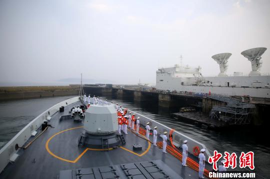 当地时间7月2日，中国海军第二十九批护航编队滨州舰抵达法国布雷斯特港，开始为期3天的技术停靠。　侯瑞　摄