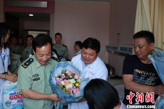 一名2910g重的女婴在家人、医护团队以及上海近万名消防官兵的祝福中顺产问世。 芊烨 摄