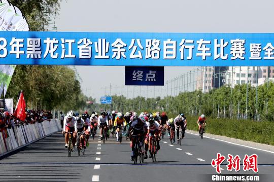 比赛执行中国自行车运动协会最新审定下发的《自行车竞赛规定》 华子宾 摄