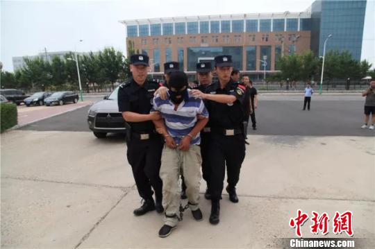 图为犯罪嫌疑人被抓获。　警方供图　摄