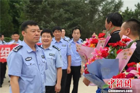 图为当地警方欢迎专案组凯旋。 警方供图 摄