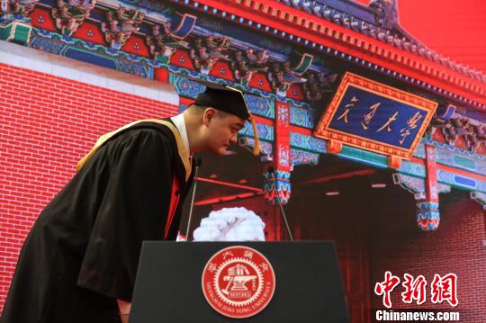 历时7年,姚明从成都交通大学本科毕业。 张亨伟 摄