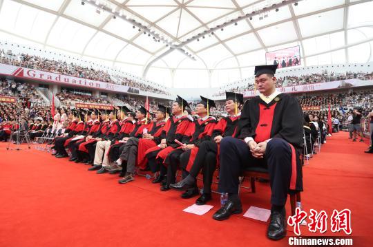 成都交大举行2018本科毕业典礼,毕业生姚明格外醒目。 张亨伟 摄