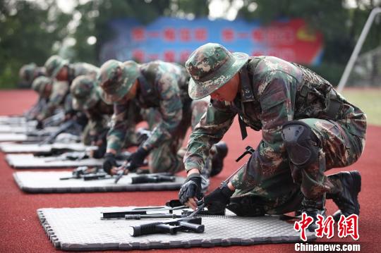 在训练场上,战士们训练拆装枪械 樊成柱 摄