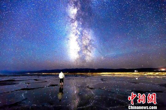 图为星空摄影爱好者在青海省海西蒙古族藏族自治州乌兰县茶卡镇拍摄的盐湖星空。 罗弘扬 摄