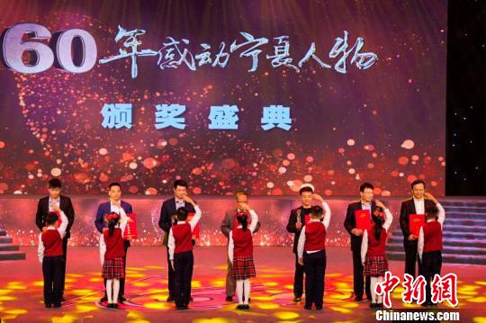寧夏回族自治區60年感動寧夏人物頒獎盛典現場。 李佩珊 攝