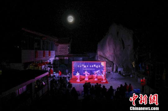 23日晚,黄山风景区玉屏楼广场赏月活动。 杨传琳. 摄