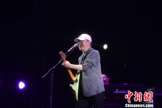 崔健在演出中。 王效 摄