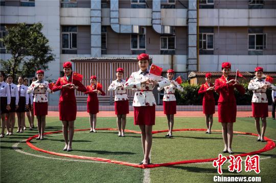 在活动现场中同学们自发地创意造型。 钟欣 摄