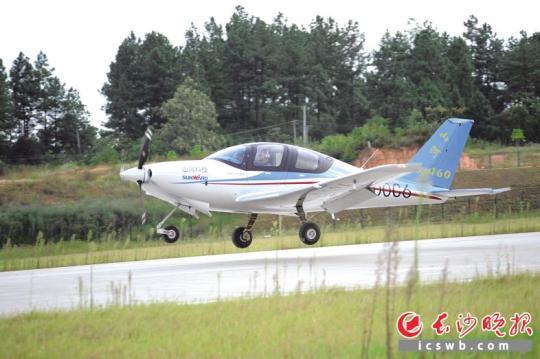 “山河SA160L”在株洲芦淞通用机场成功首飞。山河科技供图
